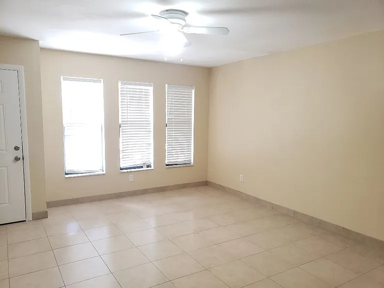 405 SE Van Loon Ter — Photo 2