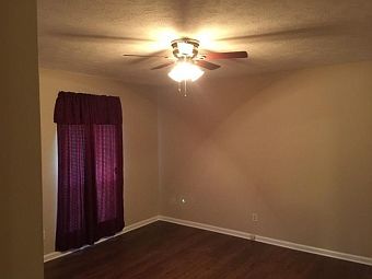 3rd image of 904 Gateway Dr