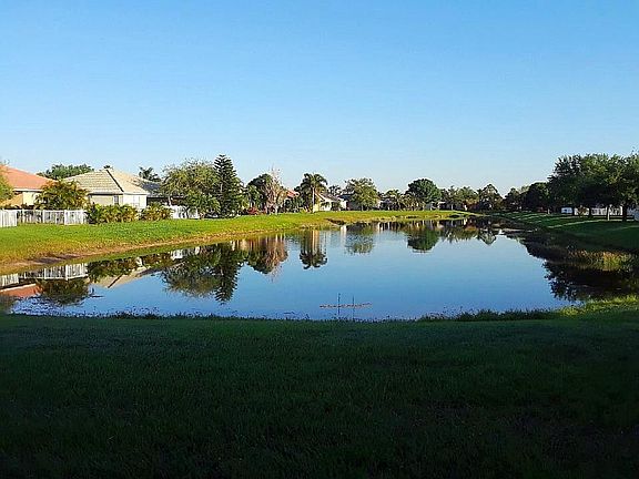 4th image of 569 NW Waverly Cir