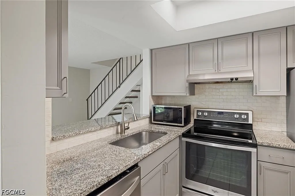 2 bed, 1.5 bath, 896 sqft, $1,375 — Photo 3
