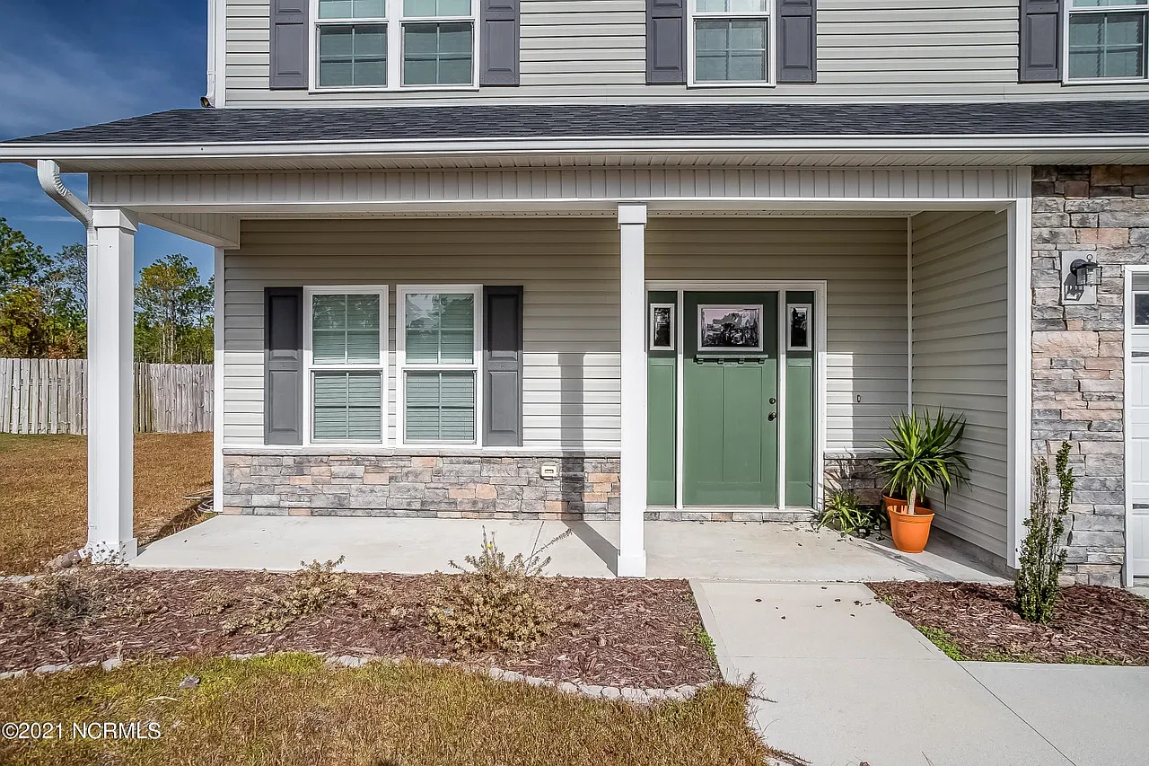 4 bed, 2.5 bath, 2775 sqft, $2,500 — Photo 2