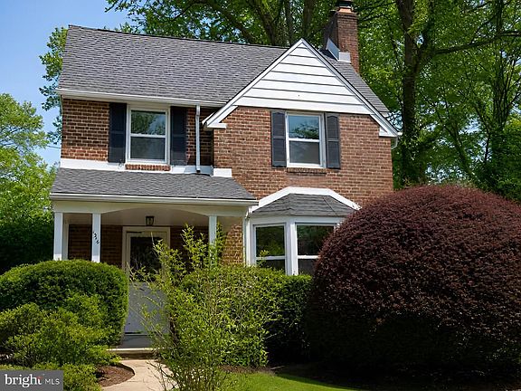 2nd image of 1516 Surrey Ln