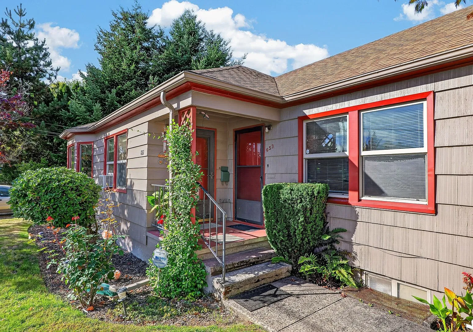 Charming 1 Bedroom Unit with Basement storage & Private Laundry — Photo 1