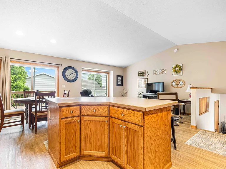 816 Woodbridge Cir — Photo 11