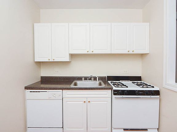 3rd image of 1347 N Dearborn St APT 605