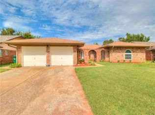 713 Woodlawn Dr, Yukon, OK 73099