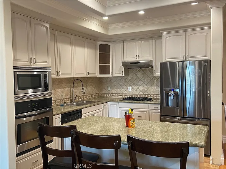 600 E Magnolia Blvd #202 — Photo 3