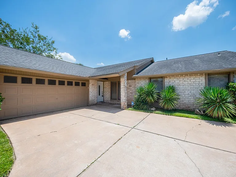 2903 Pepper Wood Dr — Photo 2
