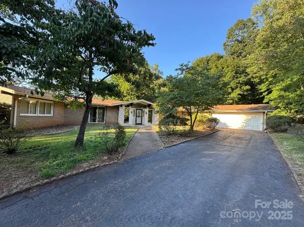 52 Lake St, Badin, NC 28009