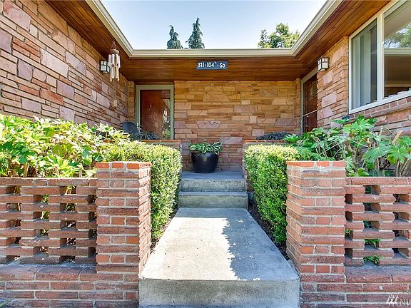 Fabulous, sandstone entrance with built-in planters.