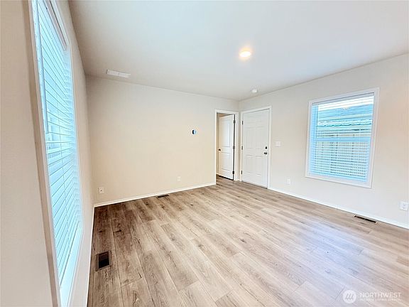 5th image of 2322 Tacoma Road E #11