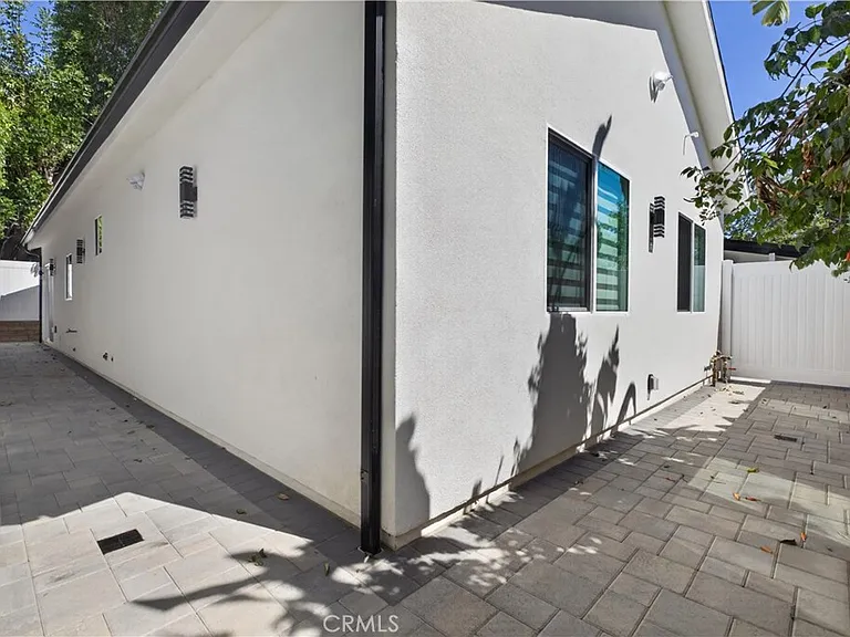 16425 Clymer St — Photo 32