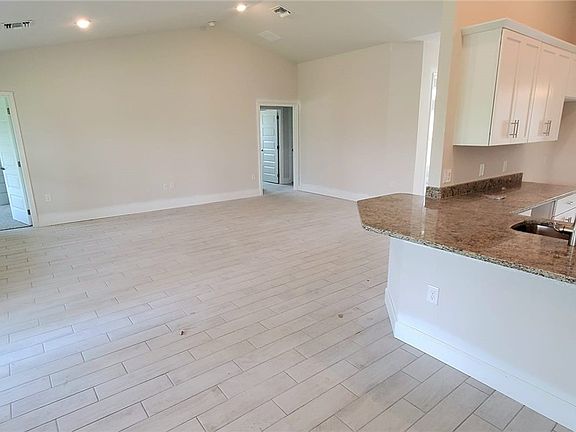 4th image of 3900 NE 9th Place Cpe