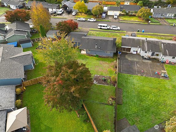3rd image of 813 67 Street Ct E