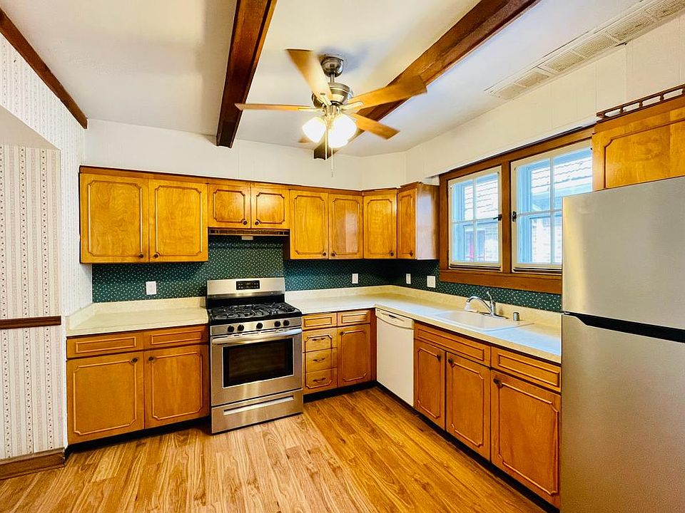 Kitchen with all appliances