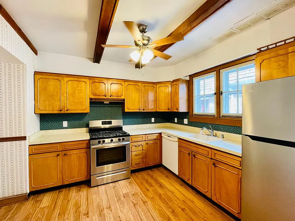 Kitchen with all appliances