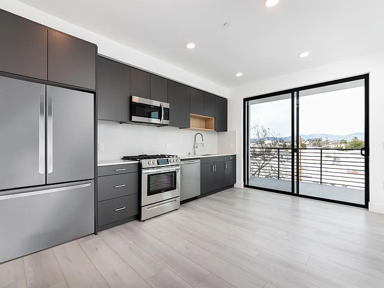 11500 Emelita St #303 — Photo 3