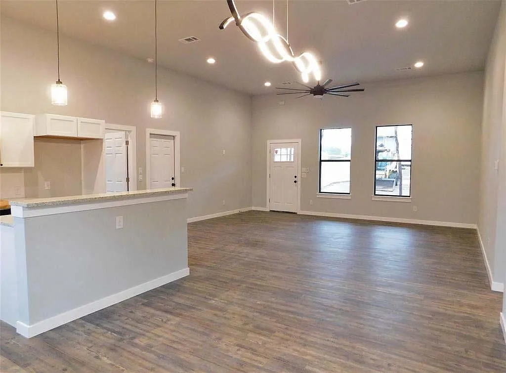 4 bed, 3.0 bath, 1634 sqft, $2,100 — Photo 3
