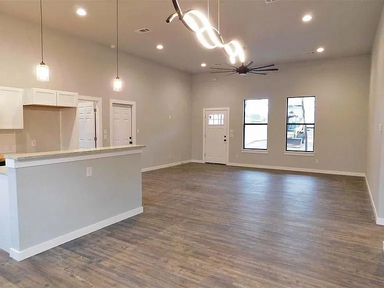 207 Laurel Ln — Photo 3
