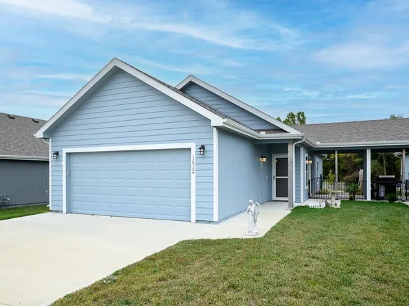 1312 E Joles Dr, Tonganoxie, KS 66086