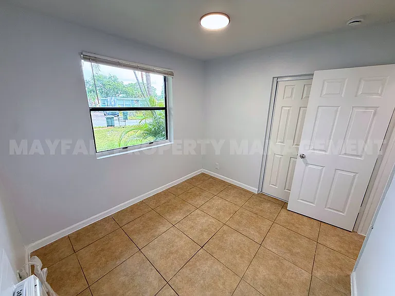 380 Kingsbridge St — Photo 8