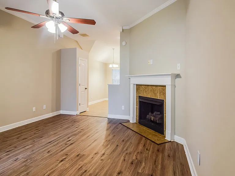 6304 Kingsview Dr — Photo 6