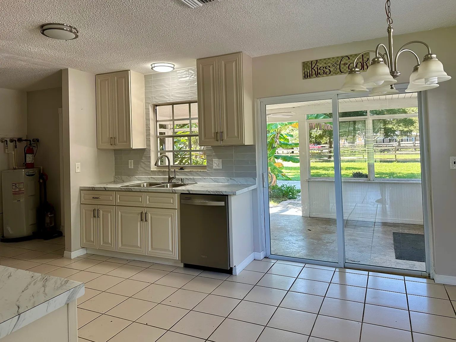 3 bed, 1200 sqft, $2,000 — Photo 3