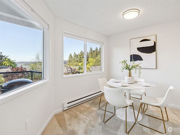 Dining room with maximum views and exceptional light!>