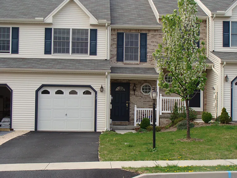 32 Keefer Way — Photo 1
