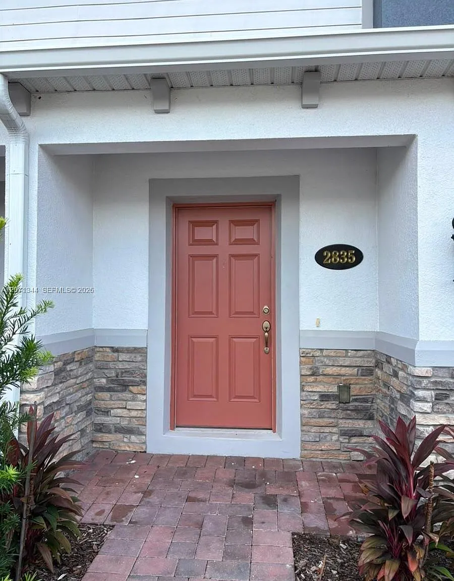 3 bed, 3.5 bath, 1379 sqft, $2,300 — Photo 2