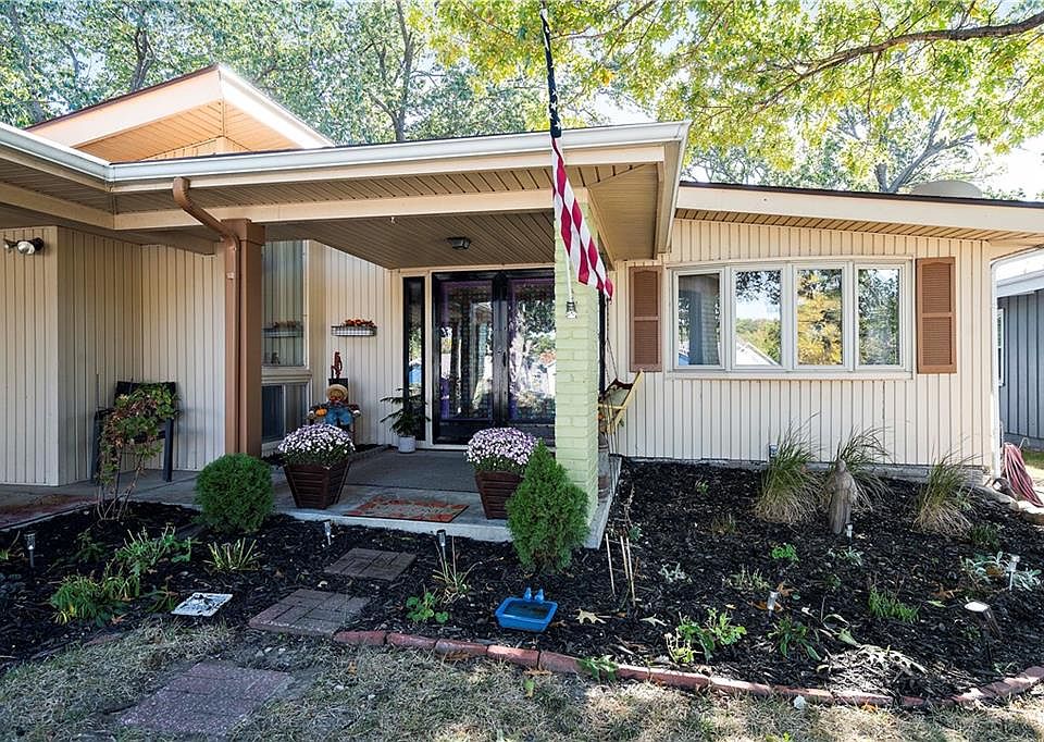 808 NW South Shore Dr, Lake Waukomis, MO 64151 Zillow