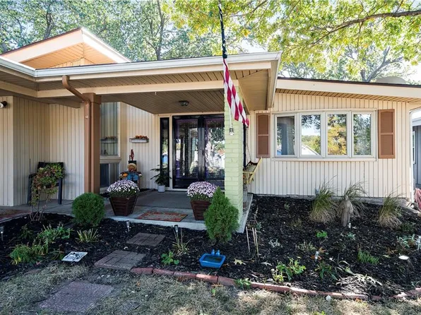 808 NW South Shore Dr, Lake Waukomis, MO 64151