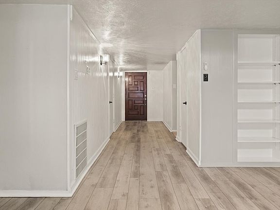 3rd image of 2505 Crestmoor Ct