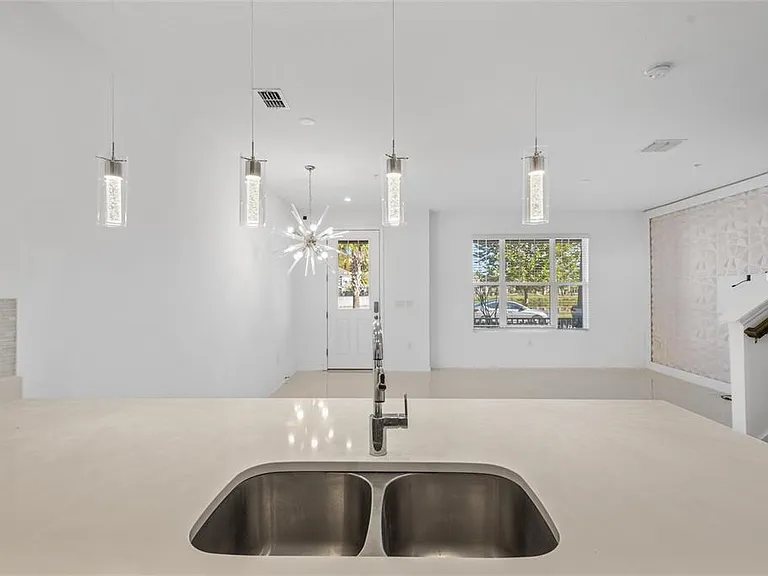 10251 Highline Crest St — Photo 17