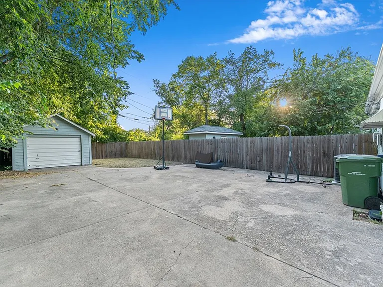1119 Clinton St — Photo 37