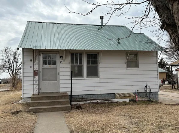 711 E 2nd St, Hoisington, KS 67544