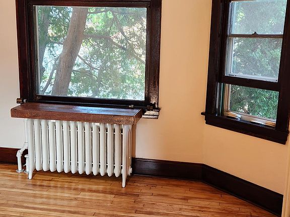 4th image of 942 Rose Ave E #1