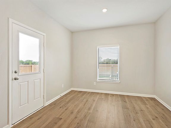 5th image of 207 Southgate Dr
