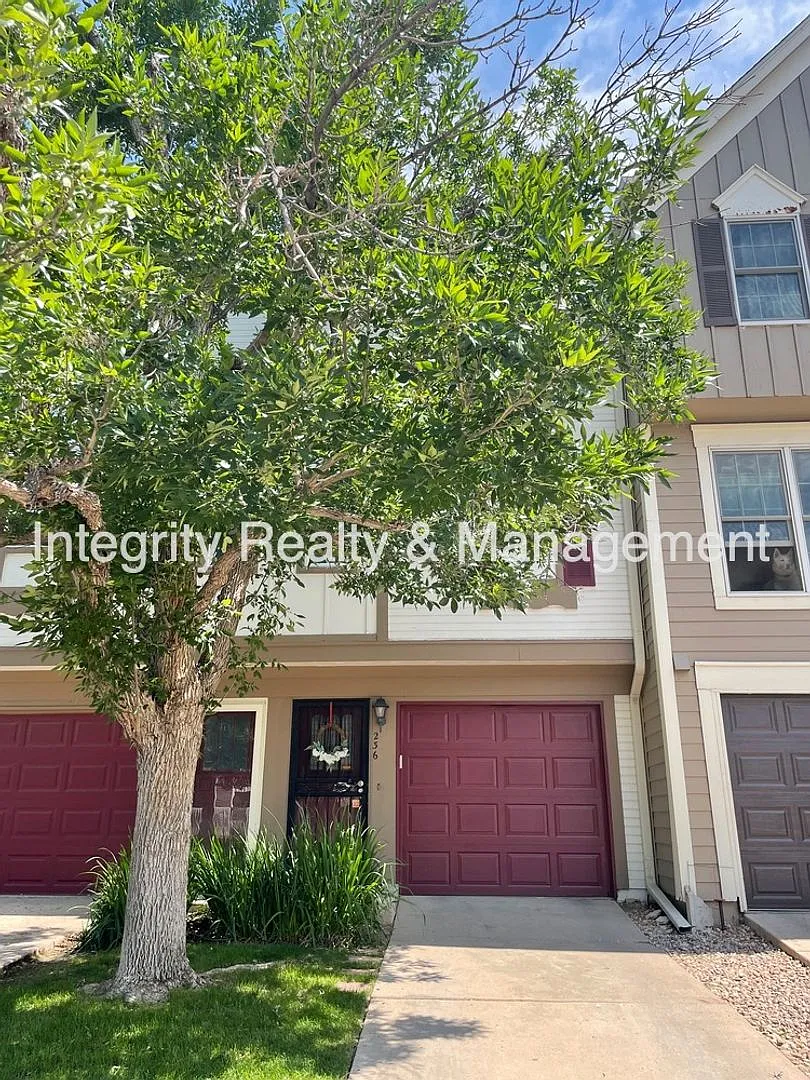 2 Bed/2.5 Bath Townhome, 1102 sq ft, 1811 S Quebec Way #236 — Photo 2