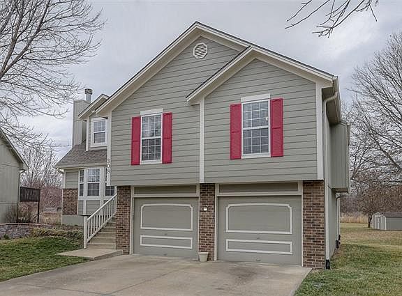 3rd image of 308 NE Applewood Cir