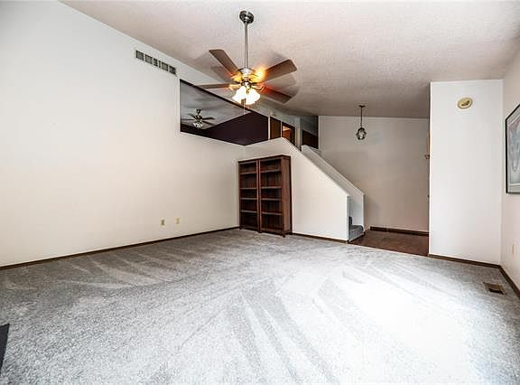 3rd image of 820 Robert Dr