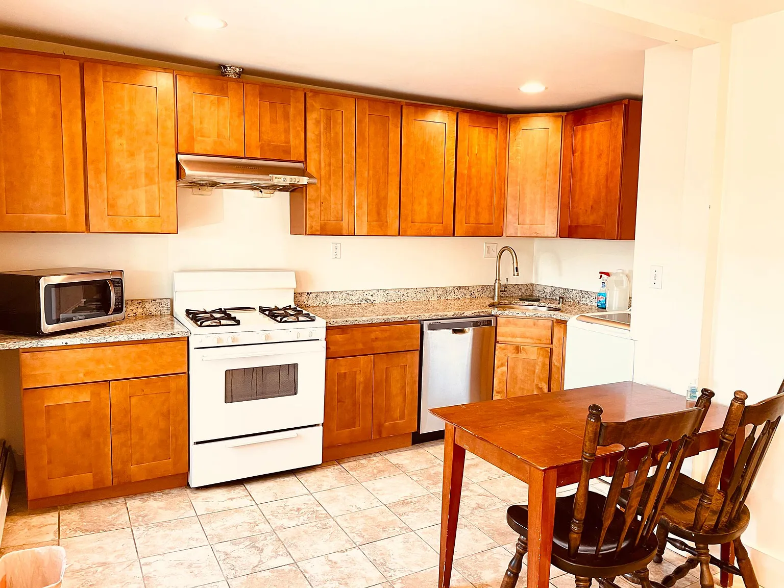 3 bed, $900 — Photo 1