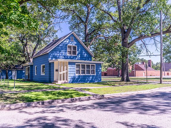 3rd image of 2836 Leahy St