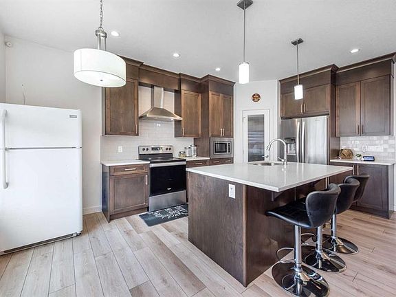 4th image of 32 S Saddlestone Way NE