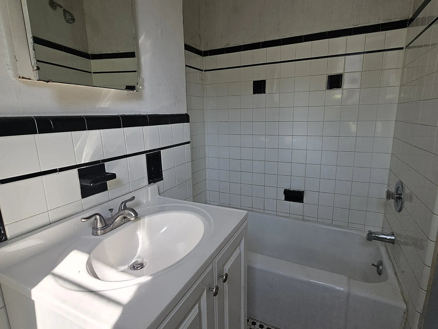 Studio, 350 sqft, $850 — Photo 2