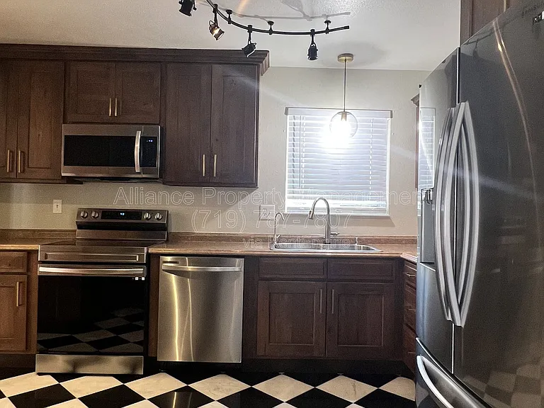514 Catalina Dr — Photo 11