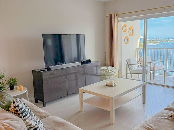 3rd image of 300 Bayview Dr APT 2114