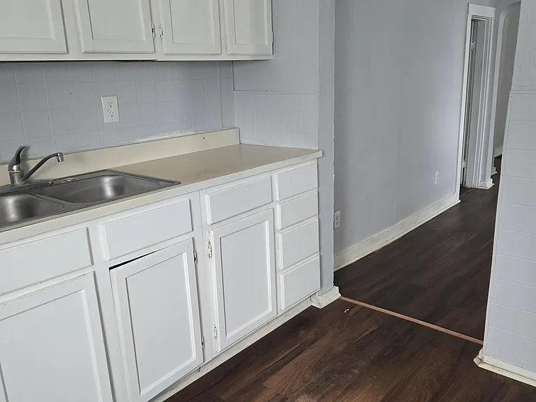 219 E 8th St #4 — Photo 3