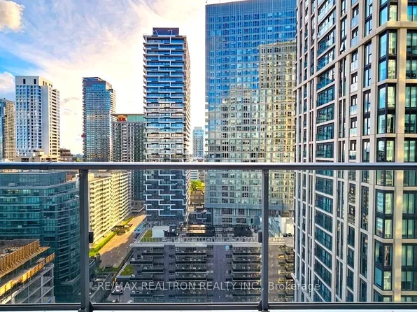 195 Redpath Ave #2111, Toronto, ON M4P 0E4