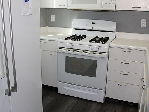 3rd image of 1648 Blackhorse Ln